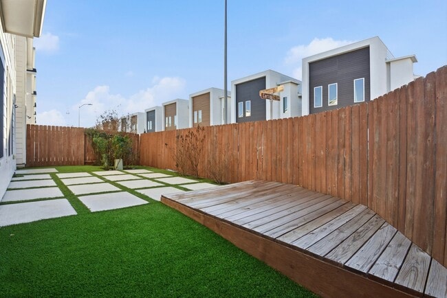 Building Photo - 5519 Paraiso Pl