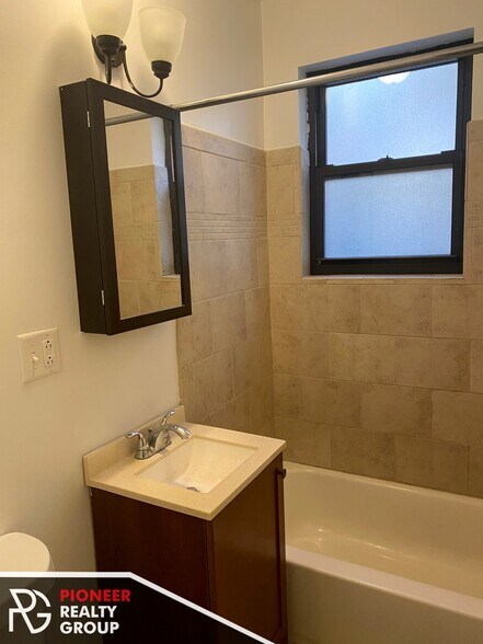 Building Photo - 546 W Wellington Ave