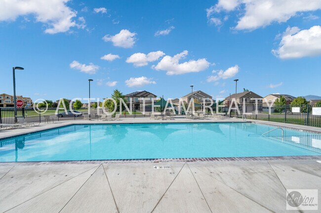 Building Photo - Mid-Row Townhome in Riverton