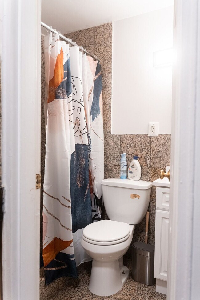 Building Photo - 252 E 33rd St