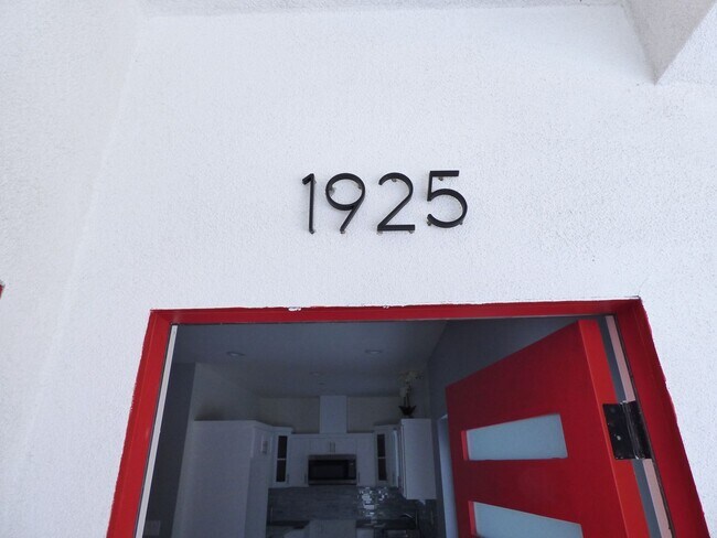 Building Photo - 1923 Holly Dr