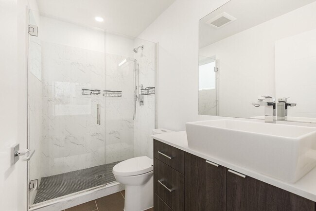 Building Photo - Gorgeous Greenlake Area 2 Bedroom Townhouse