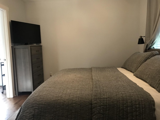 Building Photo - Hyde Park gem with Casita!!!