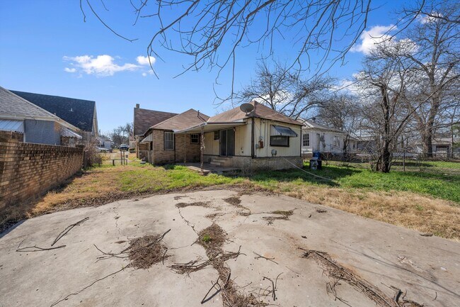 Building Photo - 1511 Maple Ave