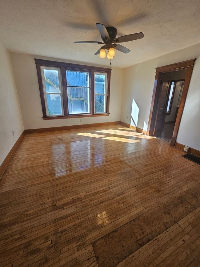 Building Photo - 1-603 1/2 N Superior Ave