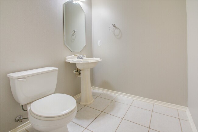 Building Photo - 411 Green Stone Ct