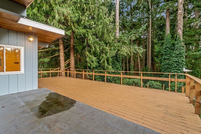 Building Photo - 6 Bedroom Home minutes from Saltwater Park...