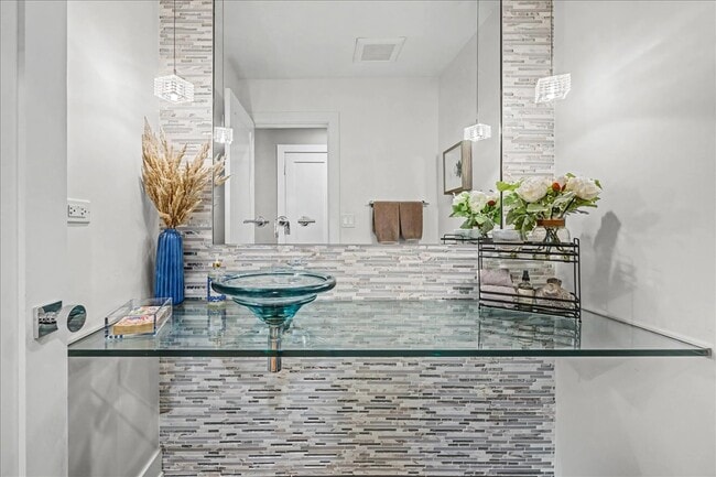 Building Photo - 2076 Valley Lo Ln