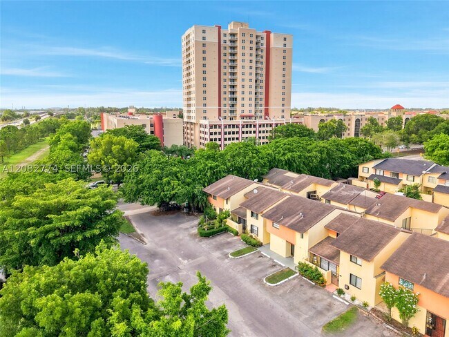 Building Photo - 9674 Fontainebleau Blvd