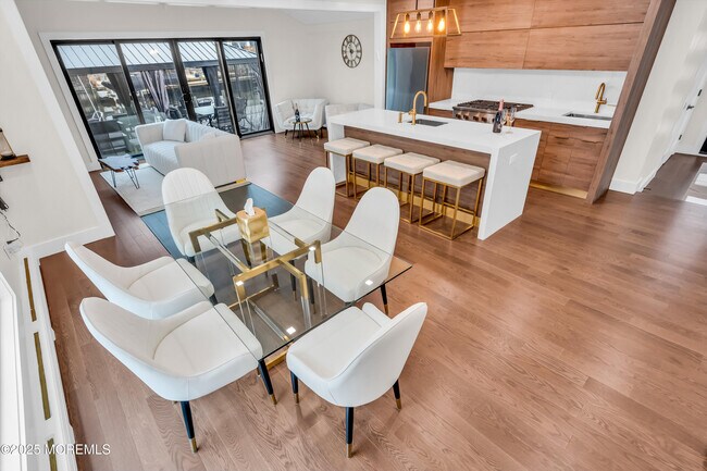 Building Photo - 320 Silver Lagoon Dr