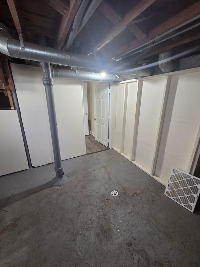 Building Photo - Charming 4BR Home with Spacious Layout, Mo...