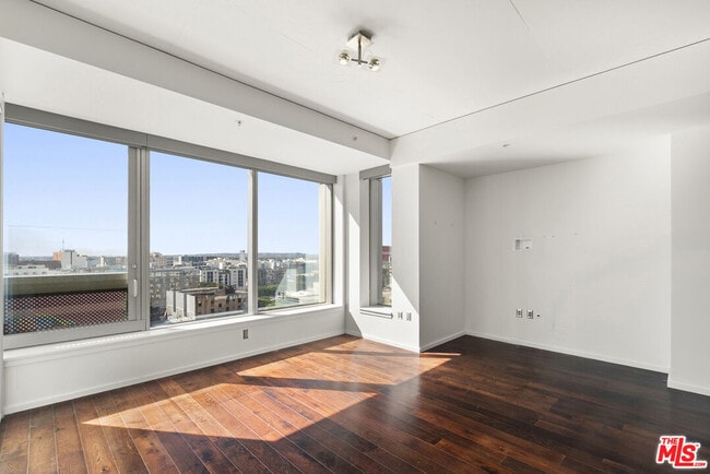 Building Photo - 1155 S Grand Ave