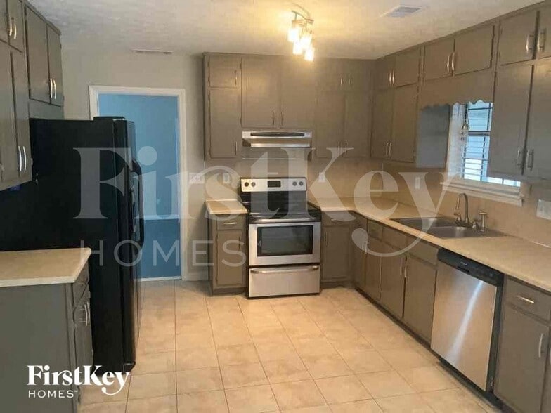 Building Photo - 2215 Rock Springs Rd