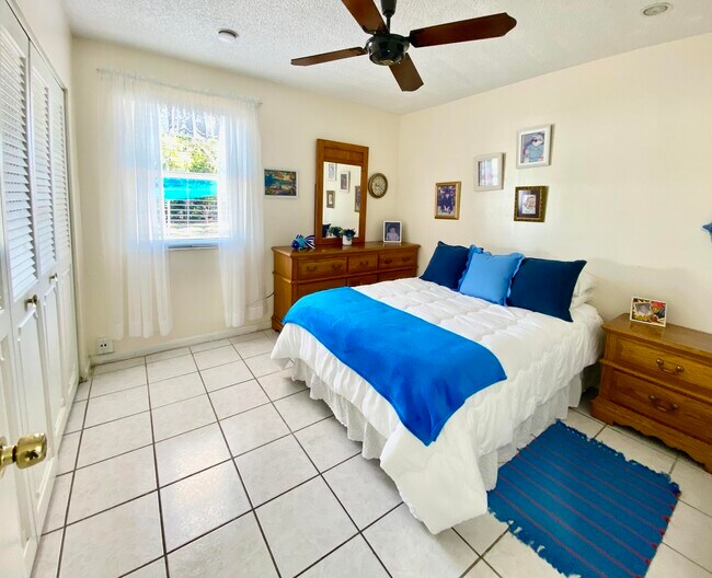 Building Photo - 938 Sumter Rd E