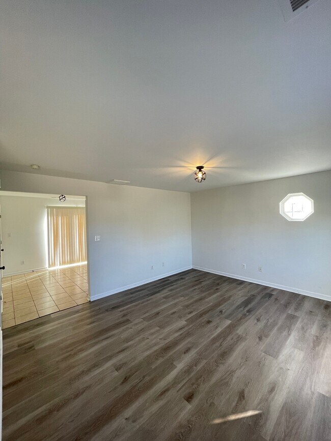 Building Photo - 610 Piper Ct