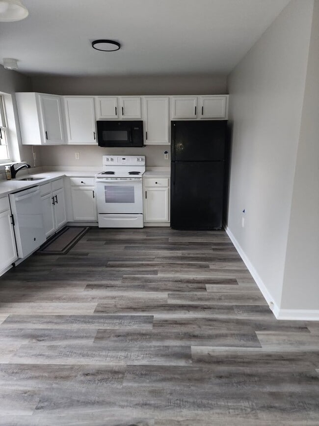 Building Photo - Updated Townhome available now!