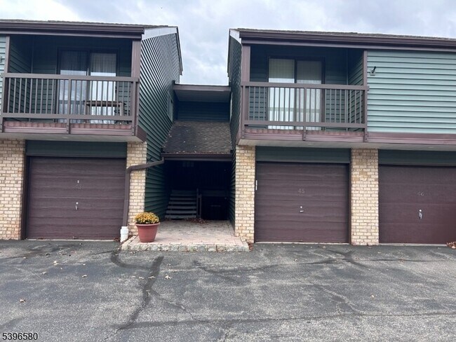 Building Photo - 45 Meadowview Dr