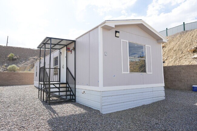 Building Photo - 1 Bedroom/Bath with Included Movie Room - Fully Furnished