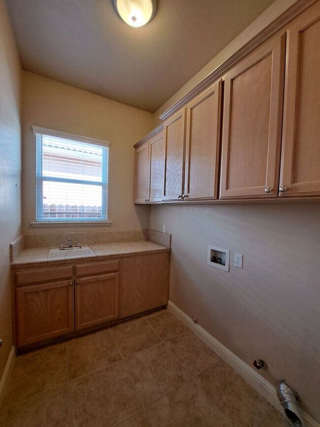 Building Photo - Move-in Special: Half Off the 1st Month's Rent – Charming 4 Bedroom House To Call Home!