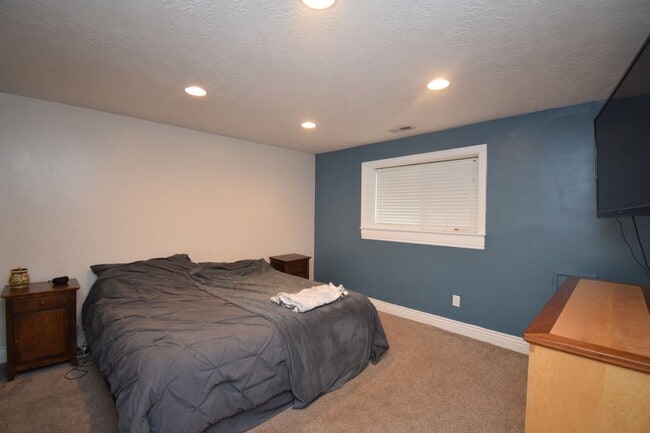 Building Photo - Charming West Jordan 4 Bed with Open Layout and Spacious Primary!!