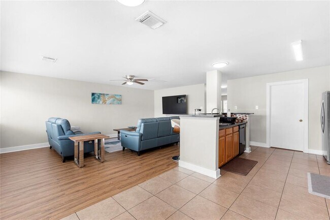 Building Photo - 1011 Grassy View Dr