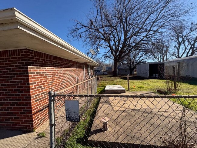 Building Photo - 603 E Maple St