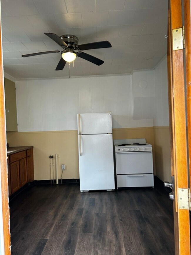 Building Photo - 325 Main St