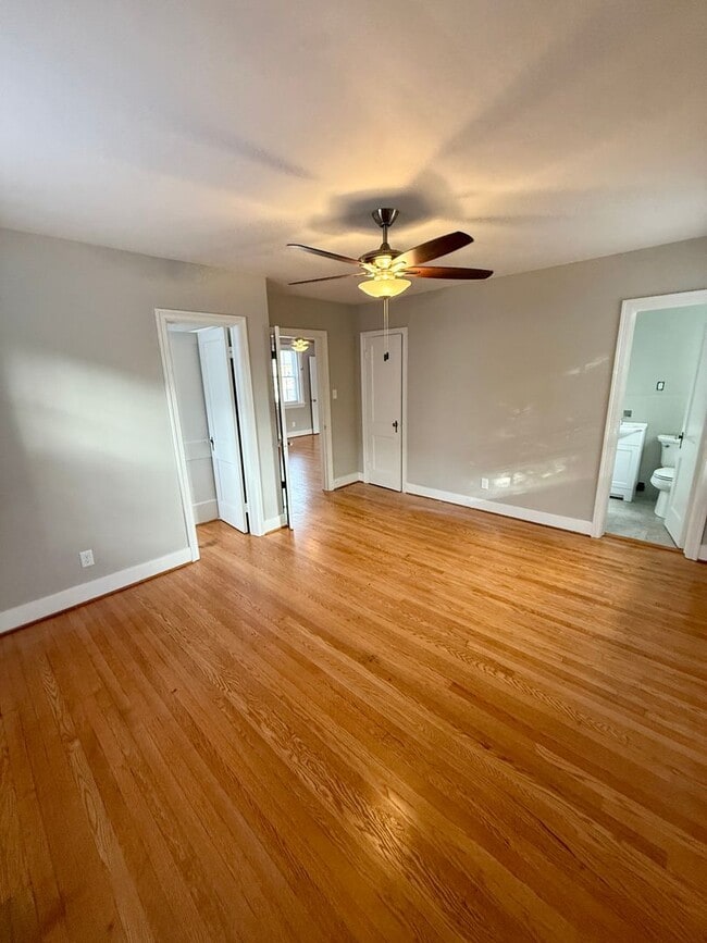 Building Photo - Huge 1 Bedroom Apartment, in the Near west...