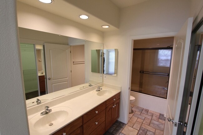 Building Photo - Light-Filled 2 Bed / 2 Bath Condo | 1,104 Sq Ft | Fireplace | Private Balcony