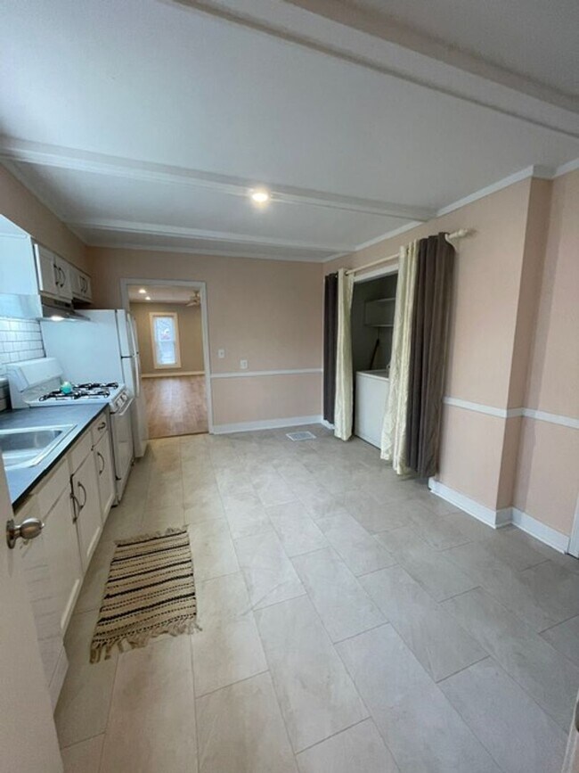 Building Photo - Newly Renovated 2 Bedroom Duplex