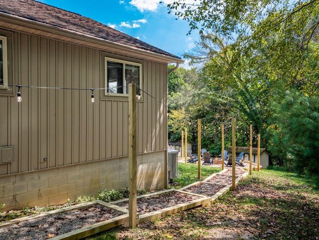 Building Photo - 305 Ridgeway Dr