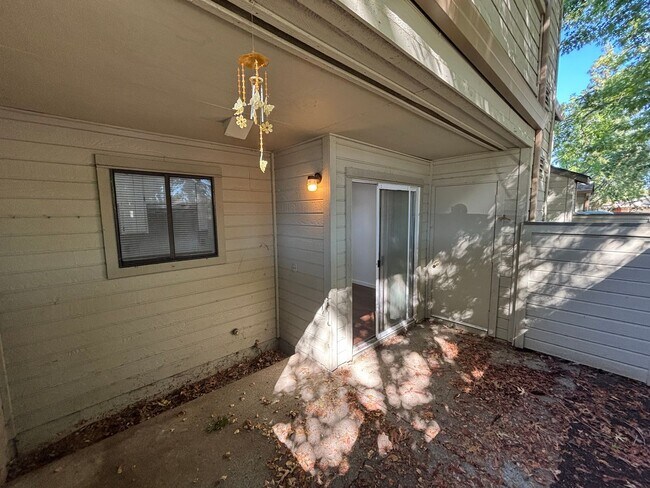 Building Photo - Rosemont Condo - Spacious & Updated 2-Bed, 1-Bath Condo with In-Unit Laundry!