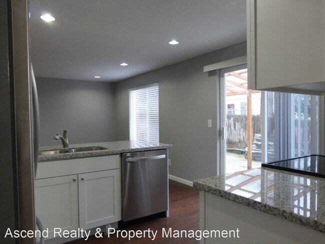 Building Photo - 4 br, 2.5 bath House - 18860 SW Christophe...