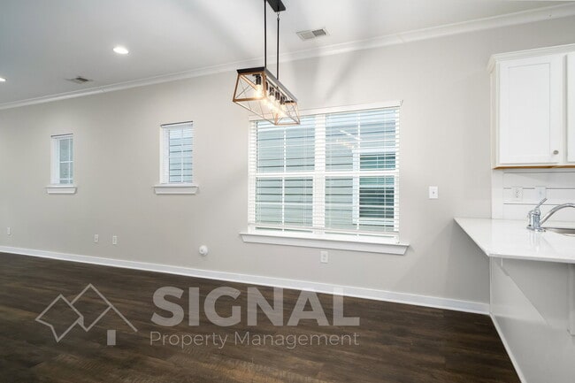 Building Photo - 215 Creek Run Way