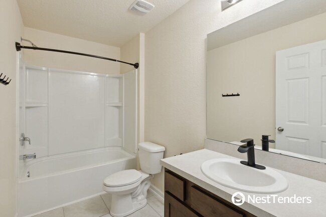Building Photo - Beautiful End Unit Townhome!