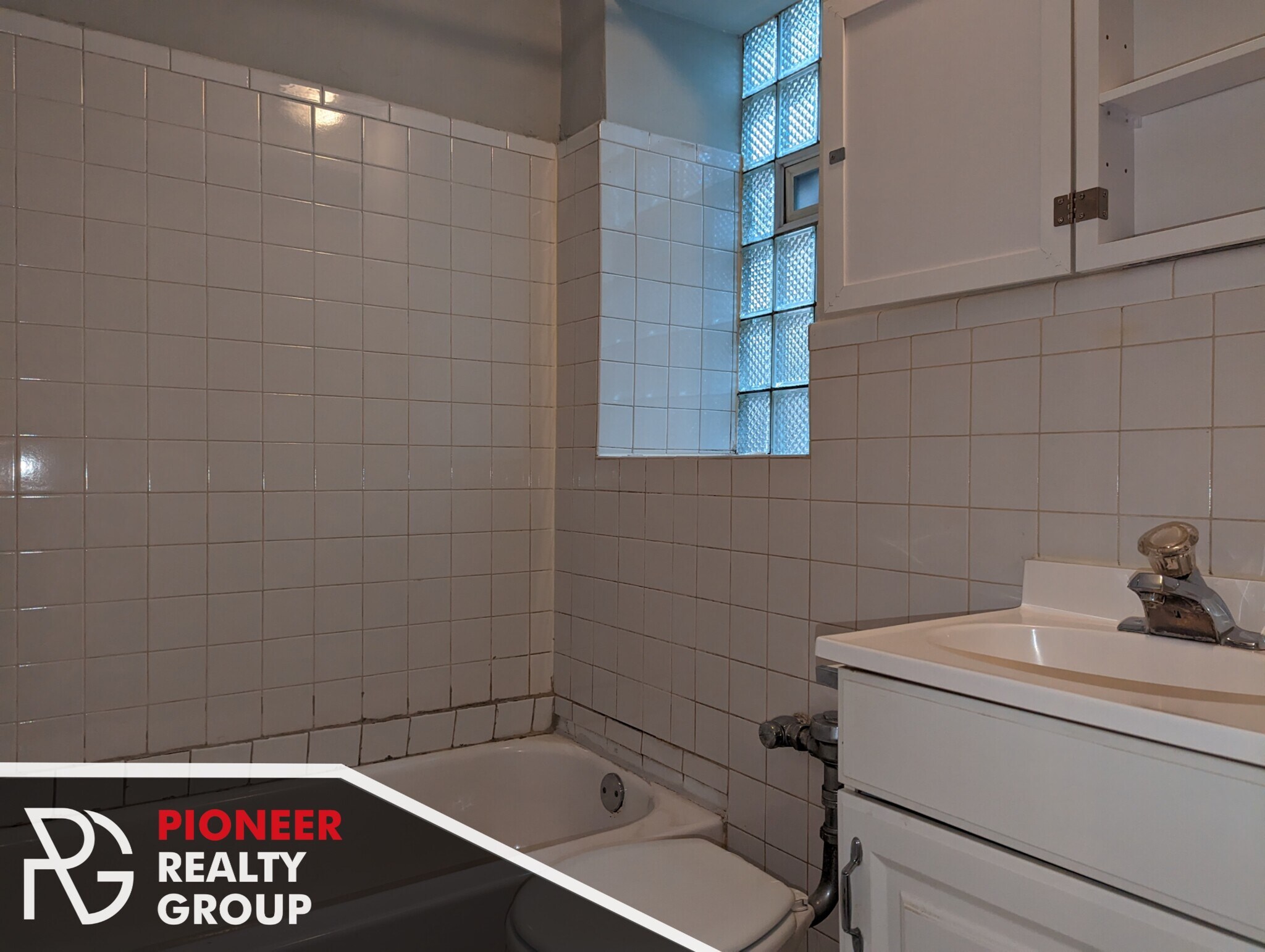 Building Photo - 429 W Roscoe St