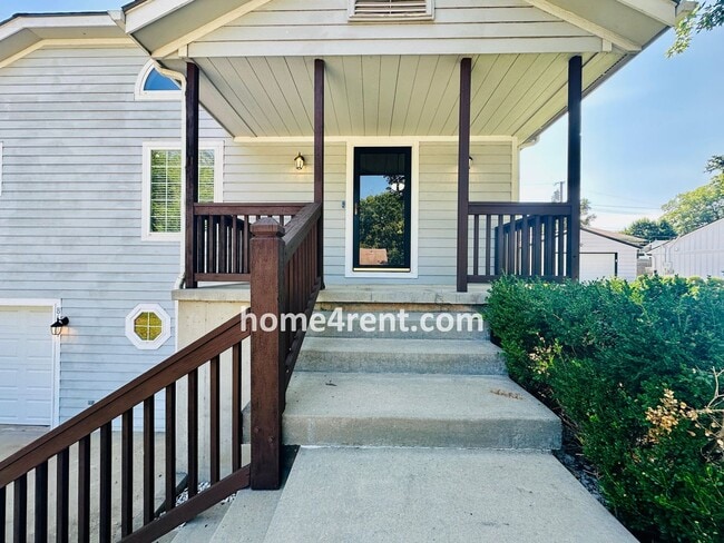 Building Photo - Overland Park Raised Ranch, Primary Suite ...