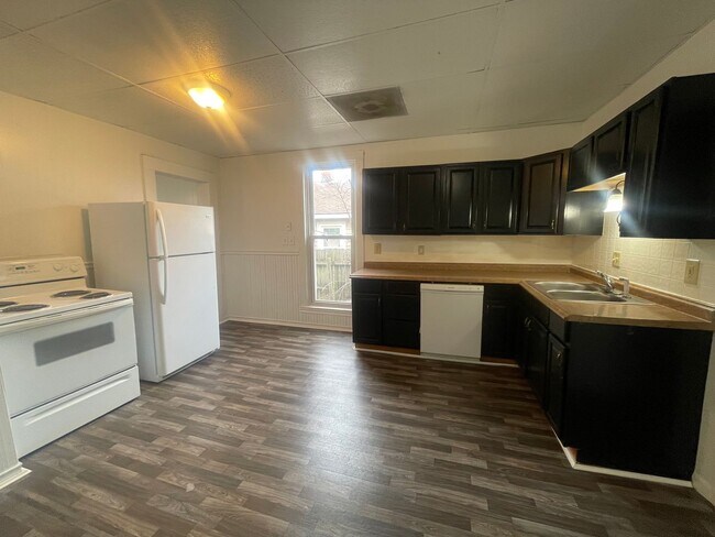 Building Photo - Available Now  LARGE 3 Bedroom 1 bath house