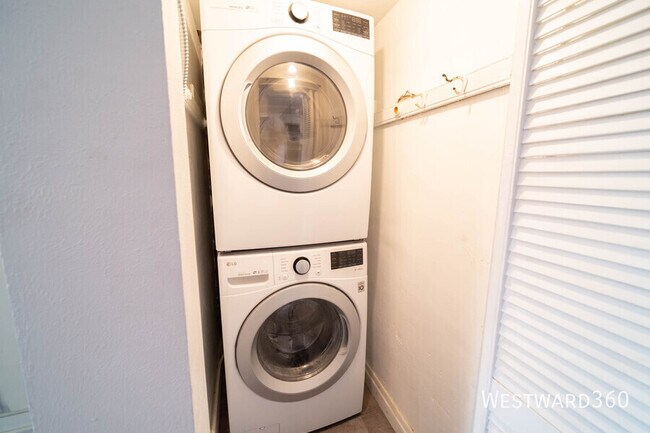 Building Photo - 921 W Winona-CH