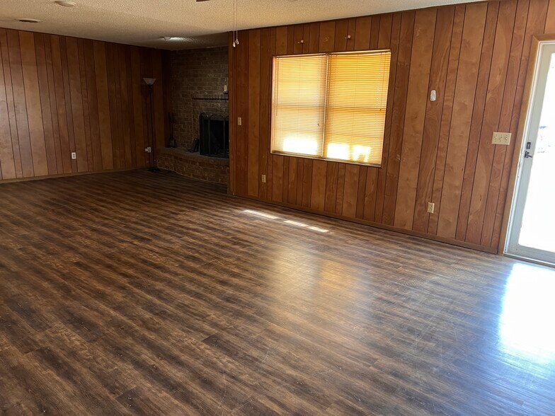 Building Photo - 901 S Pecos Dr