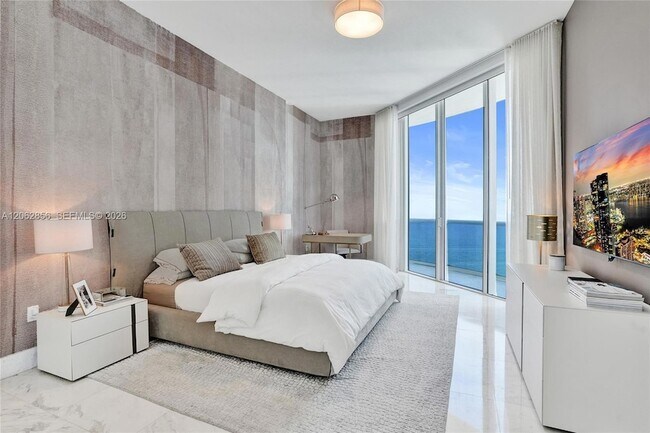 Building Photo - 16001 Collins Ave