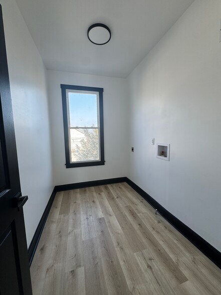 Building Photo - 234 E 16th Ave