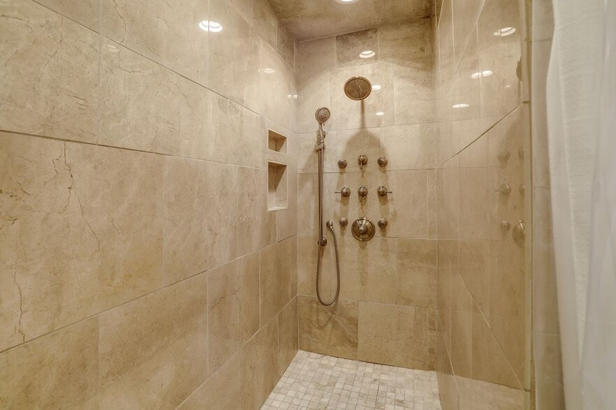 Building Photo - 5430 Oakley Ave