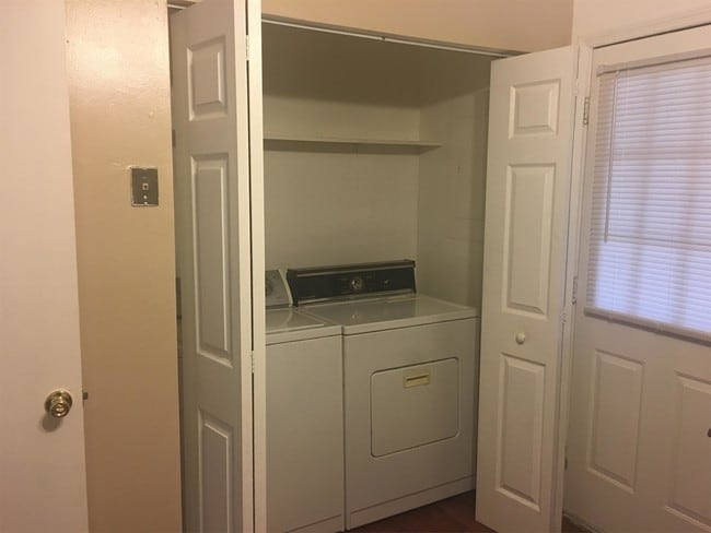 Building Photo - 205 Meadowbrook Ct