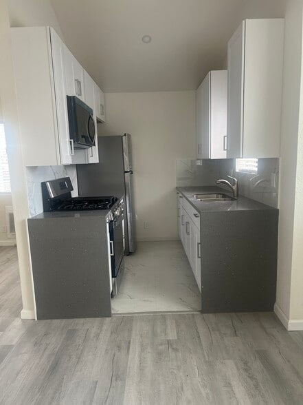 Kitchen - 3250 Andrita St