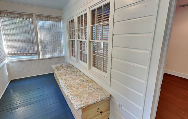 Building Photo - 533 Lake Como Cir