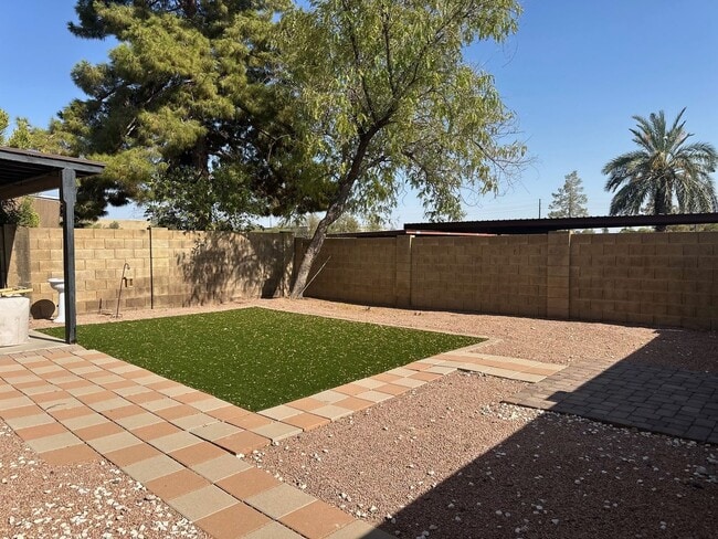 Building Photo - Spacious 4-Bedroom Home with Cozy Kitchen ...