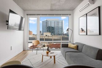 Building Photo - 853 W Blackhawk St