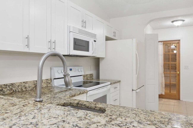 Building Photo - This 3/2 Beautiful Villa-Style Condo on Desirable Coverplace Community of Palm Harbor!