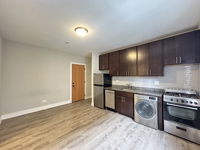 Building Photo - 434.5 W Belden Ave